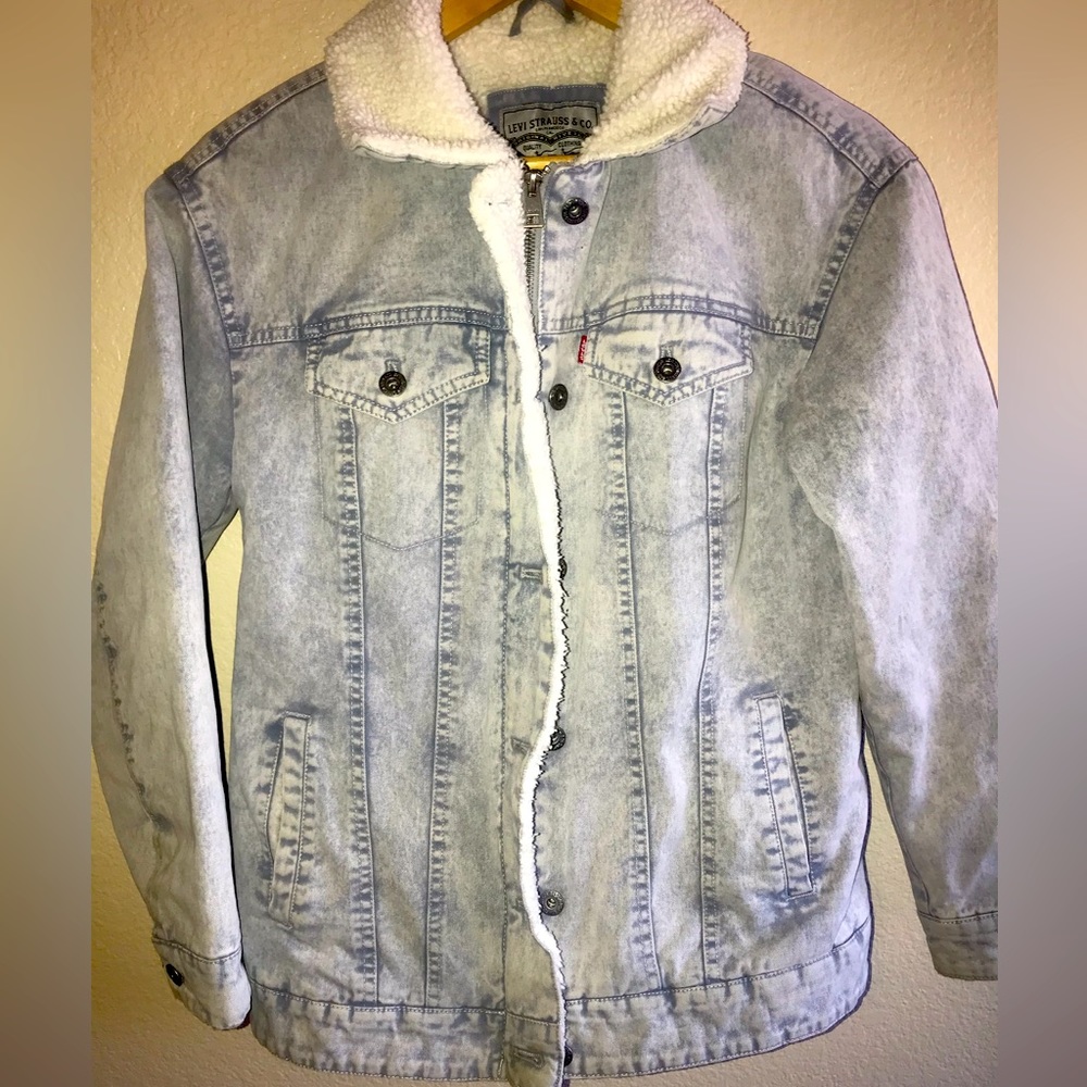 Levis Jean Jacket with Sherpa. Women’s Size S. Both button and zipper closing.